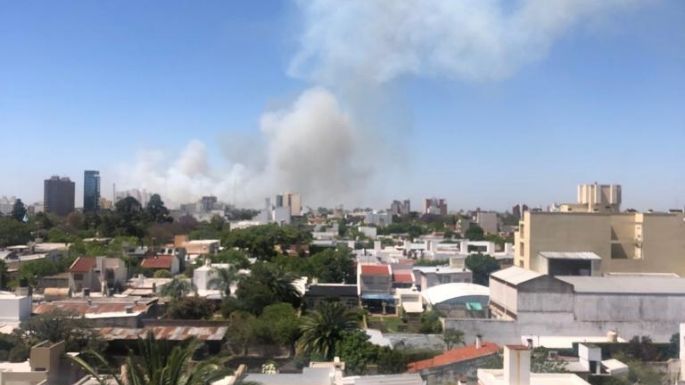 Incendio en un campo cerca de la autopista