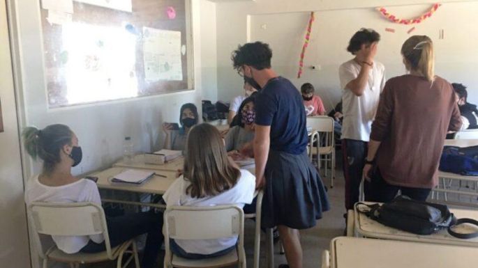 Asistió a la escuela en pollera porque no le permitieron usar short