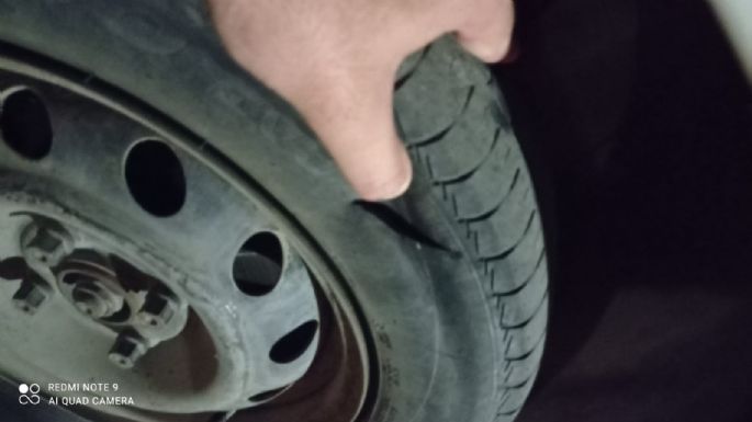 Fueron a pedir que bajaran la música y les pincharon las gomas