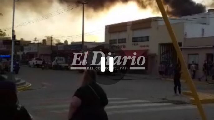 AHORA - Incendio en una ferretería en Villa Nueva