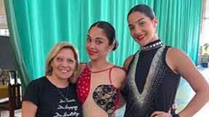 Dos patinadoras en lo alto del club Ameghino