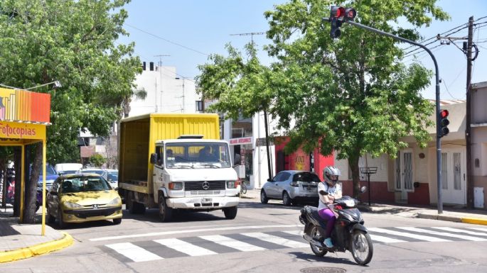 Colocaron dos nuevos semáforos sobre calle Mendoza