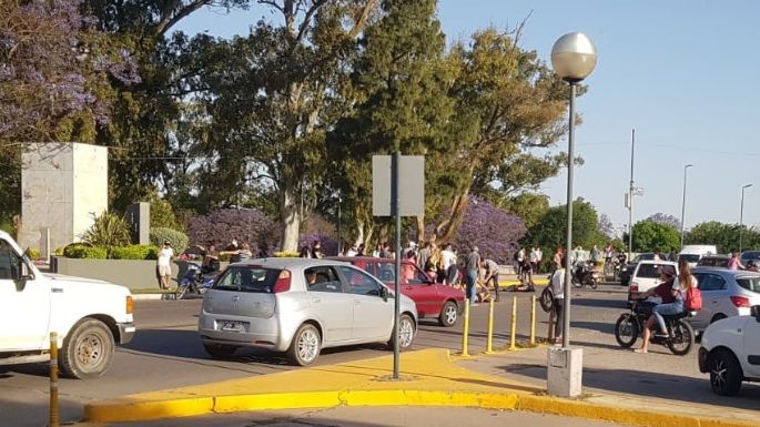 Dos personas heridas tras un fuerte choque en la bajada del puente Alberdi