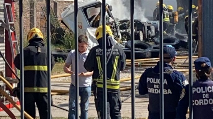 Voraz incendio en un depósito de neumáticos