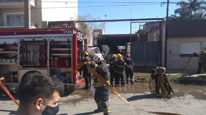 Voraz incendio en un depósito de neumáticos