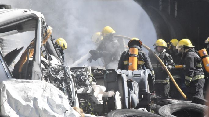 Voraz incendio en un depósito de neumáticos