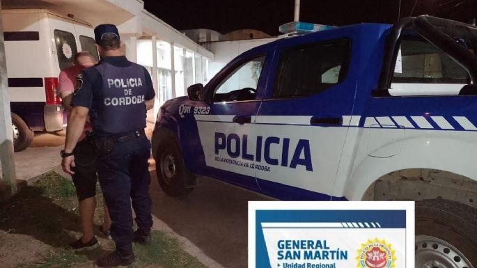 Un hombre golpeó a una mujer que iba en moto para robarle