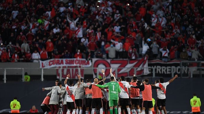 River se floreó tras la expulsión de Rojo y con un gran Alvarez
