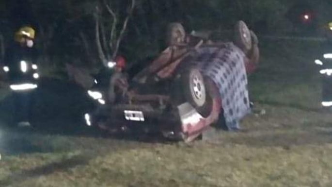 Volcó al chocar un caballo y lo aplastó el auto