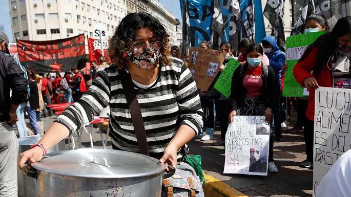 Realizan un "ollazo nacional contra el hambre" en el Obelisco