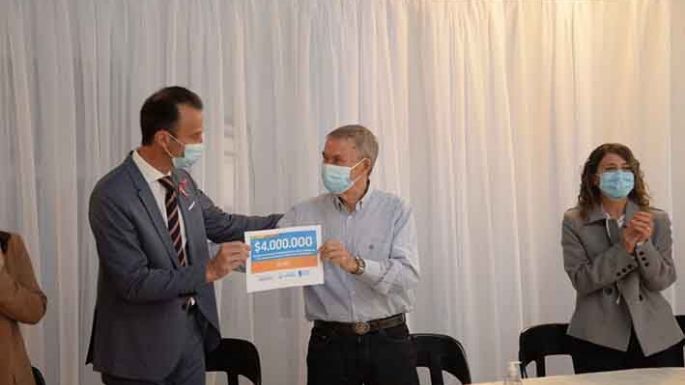 Entregaron kits para viviendas
