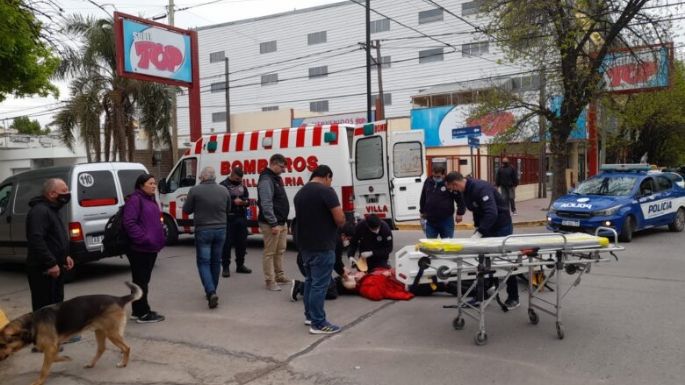 Accidente entre una moto y una pick up en Tucumán y 25 de Mayo