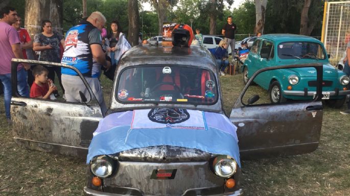 Más de 90 vehículos participaron del Reencuentro Nacional e Internacional del Fiat 600