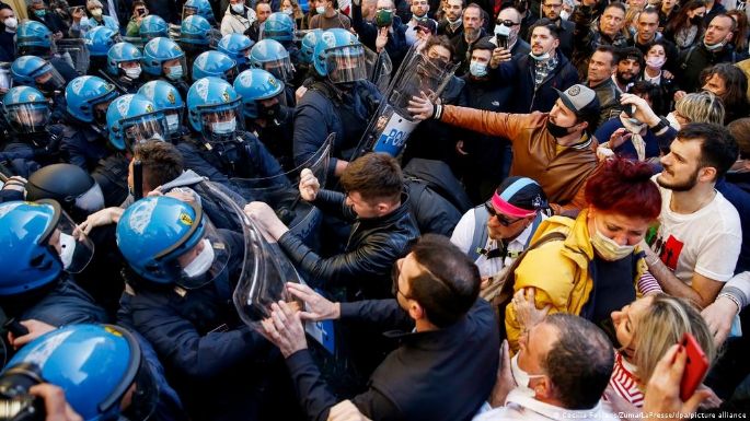 Represión y detenidos en Roma en protesta contra el pasaporte COVID-19