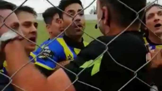 Comenzaron a viralizarse videos del penoso partido suspendido por violencia en Tío Pujio