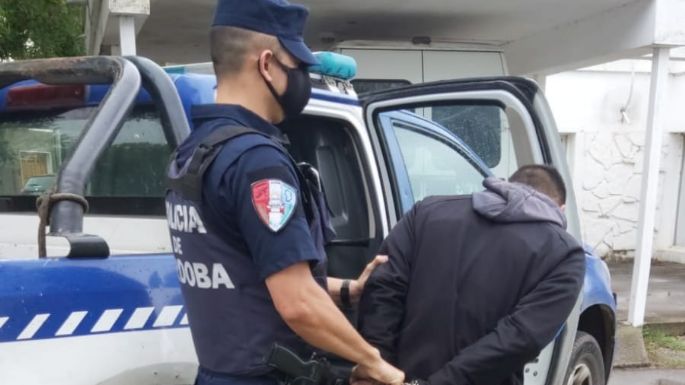Detienen a un joven que limpiaba vidrios por molestar a los conductores
