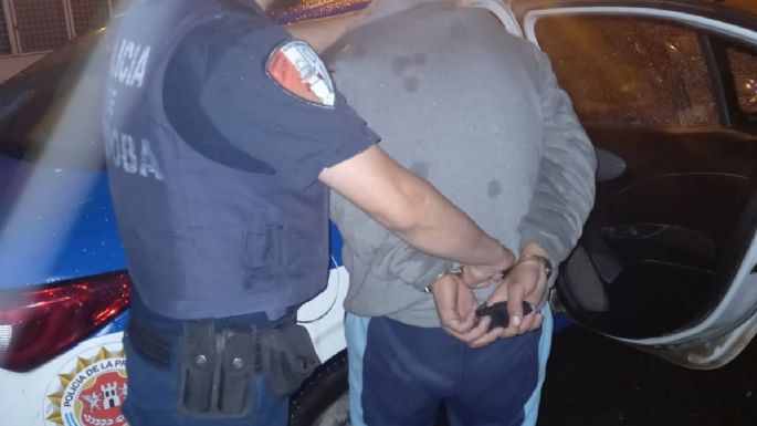 Un joven fue detenido por arrebatarle el celular a un hombre en plena calle