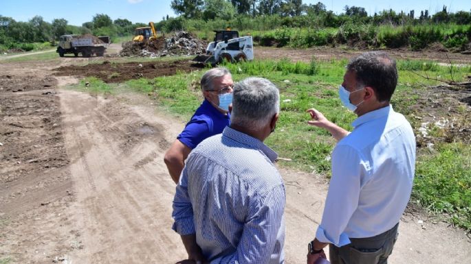 Comenzaron las tareas de limpieza en la costa del Barrancas del Río