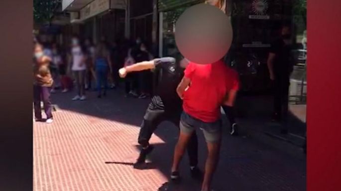 Un joven quedó inconsciente tras una pelea en la puerta de un colegio
