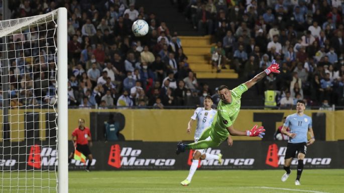 Con un golazo de Di María, Argentina venció a Uruguay en Montevideo y puso un pie en el Mundial