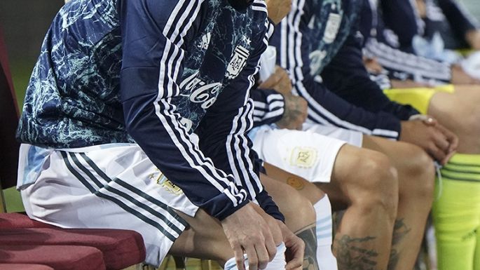 Con un golazo de Di María, Argentina venció a Uruguay en Montevideo y puso un pie en el Mundial