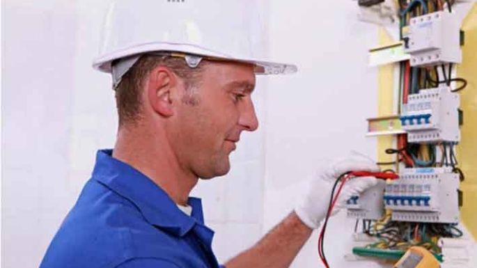 Certifican a electricistas