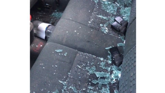 Dos jóvenes aprehendidos por romper los vidrios de un auto