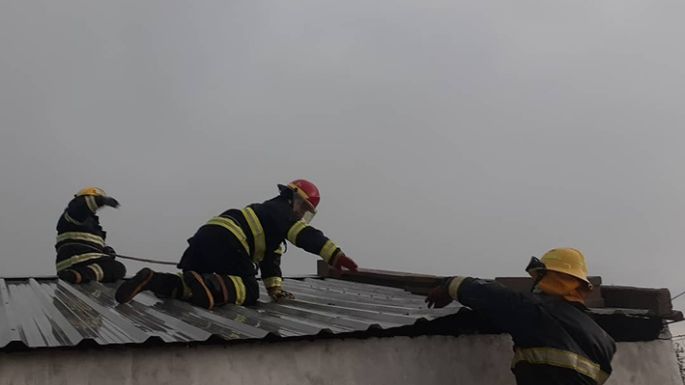 Rápida acción de bomberos y municipales ante la voladura de un techo