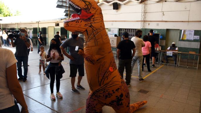 Un dinosaurio votó en Rosario