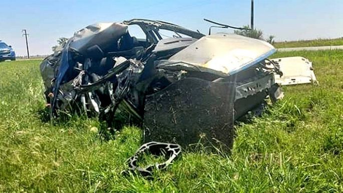 Murió una joven al impactar un auto contra un camión
