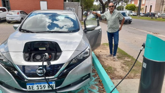 Llegó de Córdoba el primer auto eléctrico que cargó en la estación local
