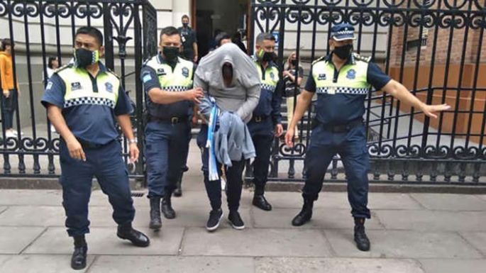 Salió de votar y lo llevaron preso