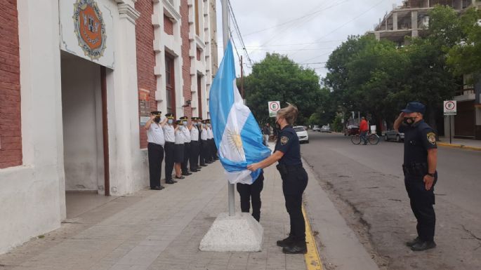 Izaron la bandera por el Día del Policía de Córdoba