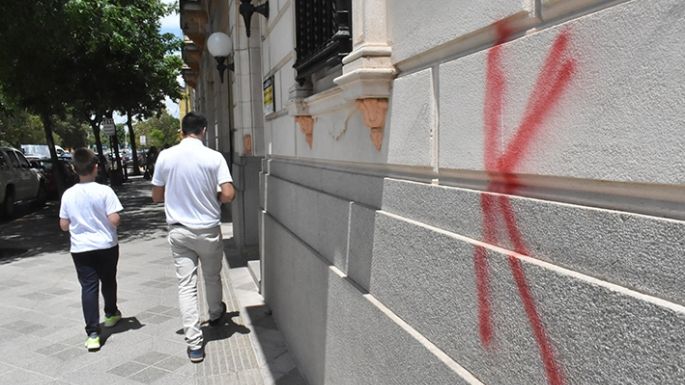 Sobre el pintado de K en fachadas
