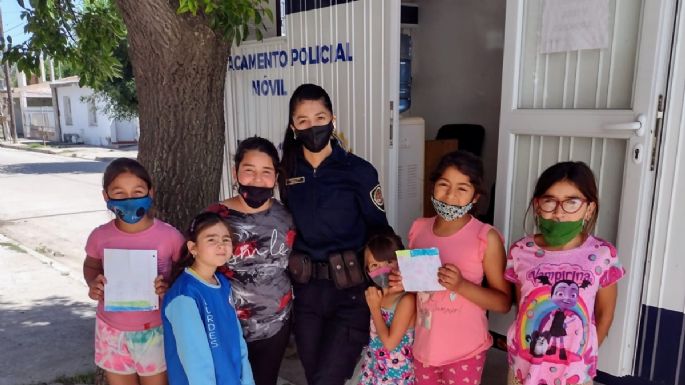 Un grupo de niñas llevó dibujos de regalo para los policías