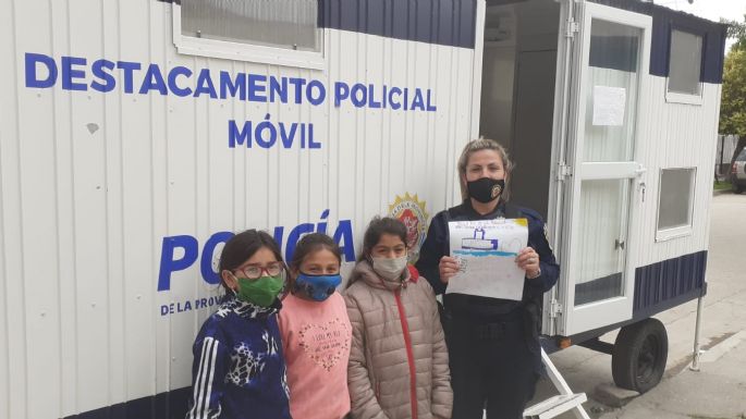 Un grupo de niñas llevó dibujos de regalo para los policías