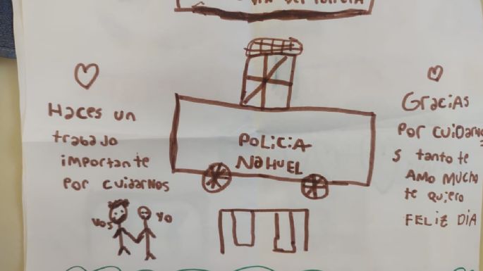 Un grupo de niñas llevó dibujos de regalo para los policías