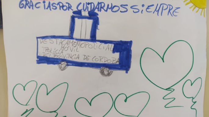 Un grupo de niñas llevó dibujos de regalo para los policías