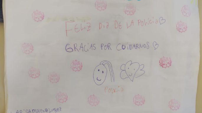 Un grupo de niñas llevó dibujos de regalo para los policías