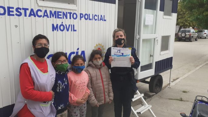 Un grupo de niñas llevó dibujos de regalo para los policías