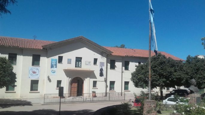 Suspendieron a siete alumnos de un colegio religioso por usar pollera