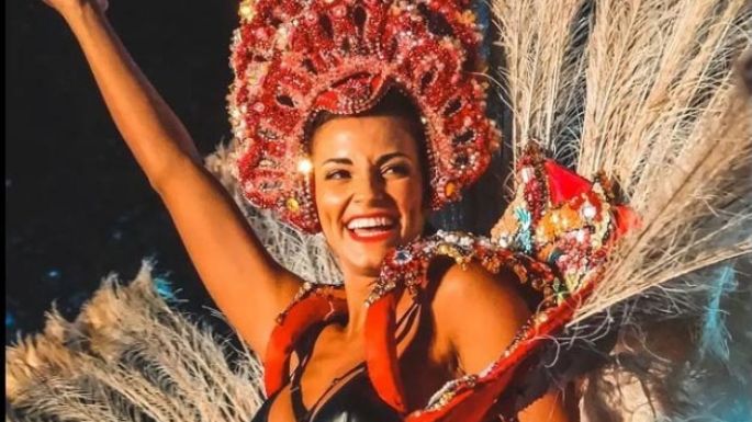 Gina Casinelli participó del "Desfile Real" en las escalinatas del Parque Sarmiento