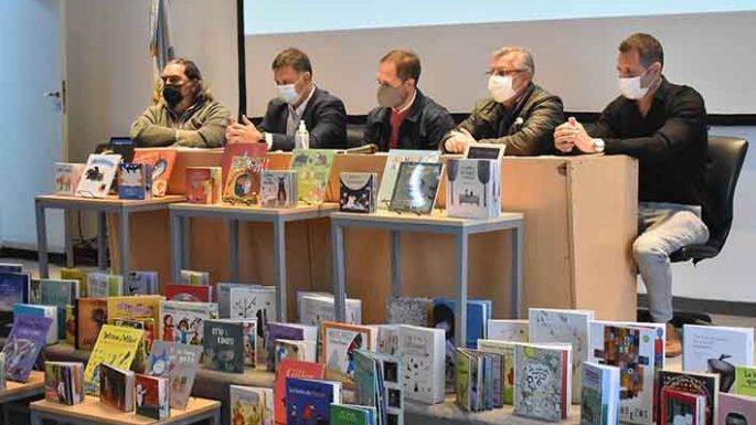 Entregaron 700 libros para la futura biblioteca de barrio Evita
