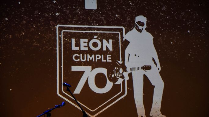 Una docena de clásicos de León Gieco en 90 minutos de cumpleaños