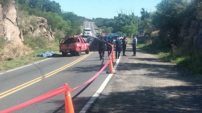 Dos muertos en un vuelco y un fallecido al chocar una pared