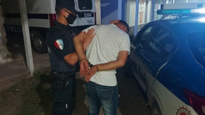 No podía mantenerse en equilibrio ni subirse a su vehículo y comenzó a insultar a los policías