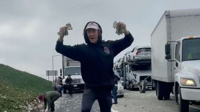 Un camión blindado perdió miles de dólares y generó una lluvia de dinero