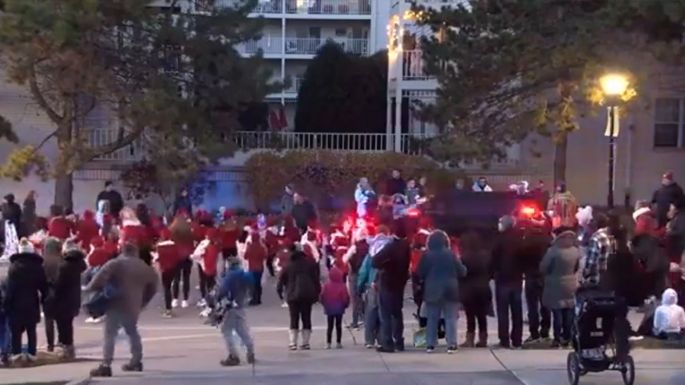 Cinco muertos y 40 heridos por una camioneta que embistió un desfile navideño en EEUU