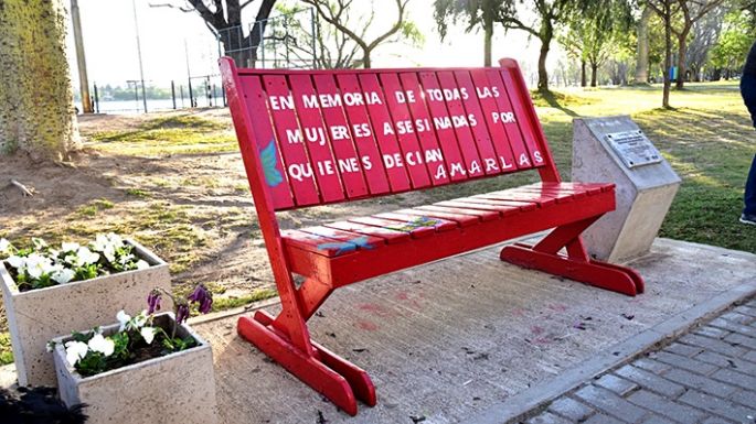 Instalarán un banco rojo en Tribunales