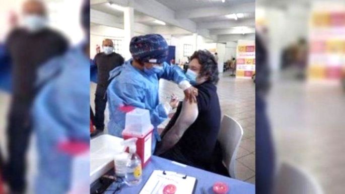Milei puso en duda las vacunas en campaña, pero sí se vacunó